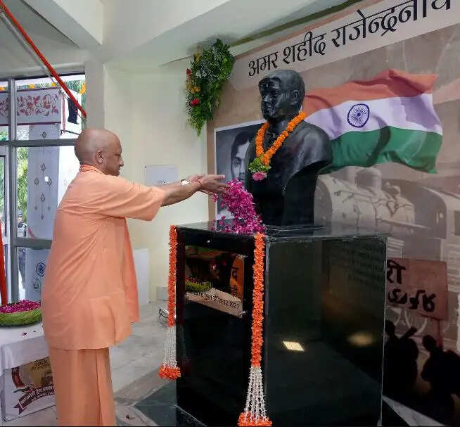 मुख्यमंत्री ने राष्ट्रनायकों की प्रतिमा पर किया माल्यार्पण, बच्चों संग ली सेल्फी