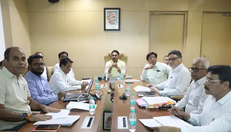 सिंचाई परियोजनाओं को निर्धारित समय अवधि में पूरी गुणवत्ता के साथ पूर्ण करें : मंत्री सिलावट