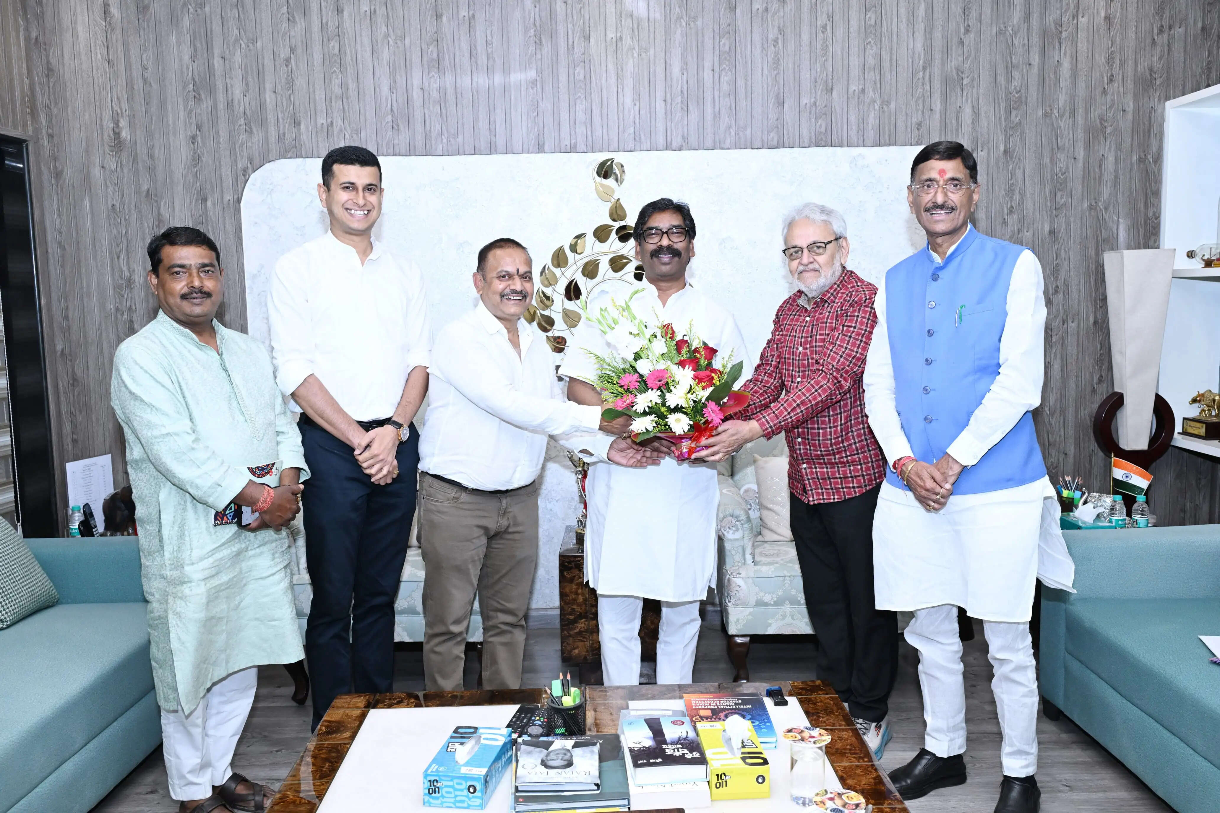 रक्षा राज्य मंत्री ने मुख्यमंत्री से की मुलाकात, सांसद सांस्कृतिक महोत्सव के लिए किया आमंत्रित