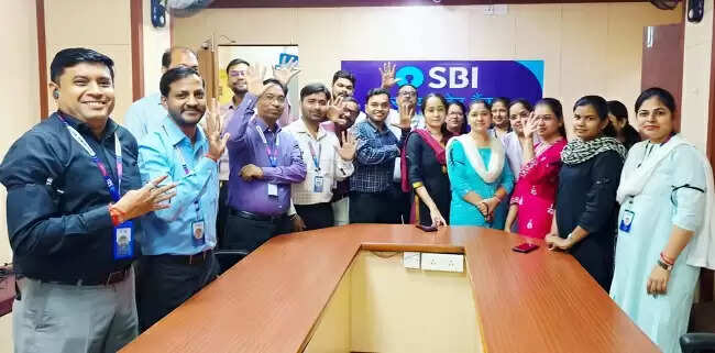 बैंककर्मियों ने मांगाें काे लेकर काला फीता बांधकर किया कार्य