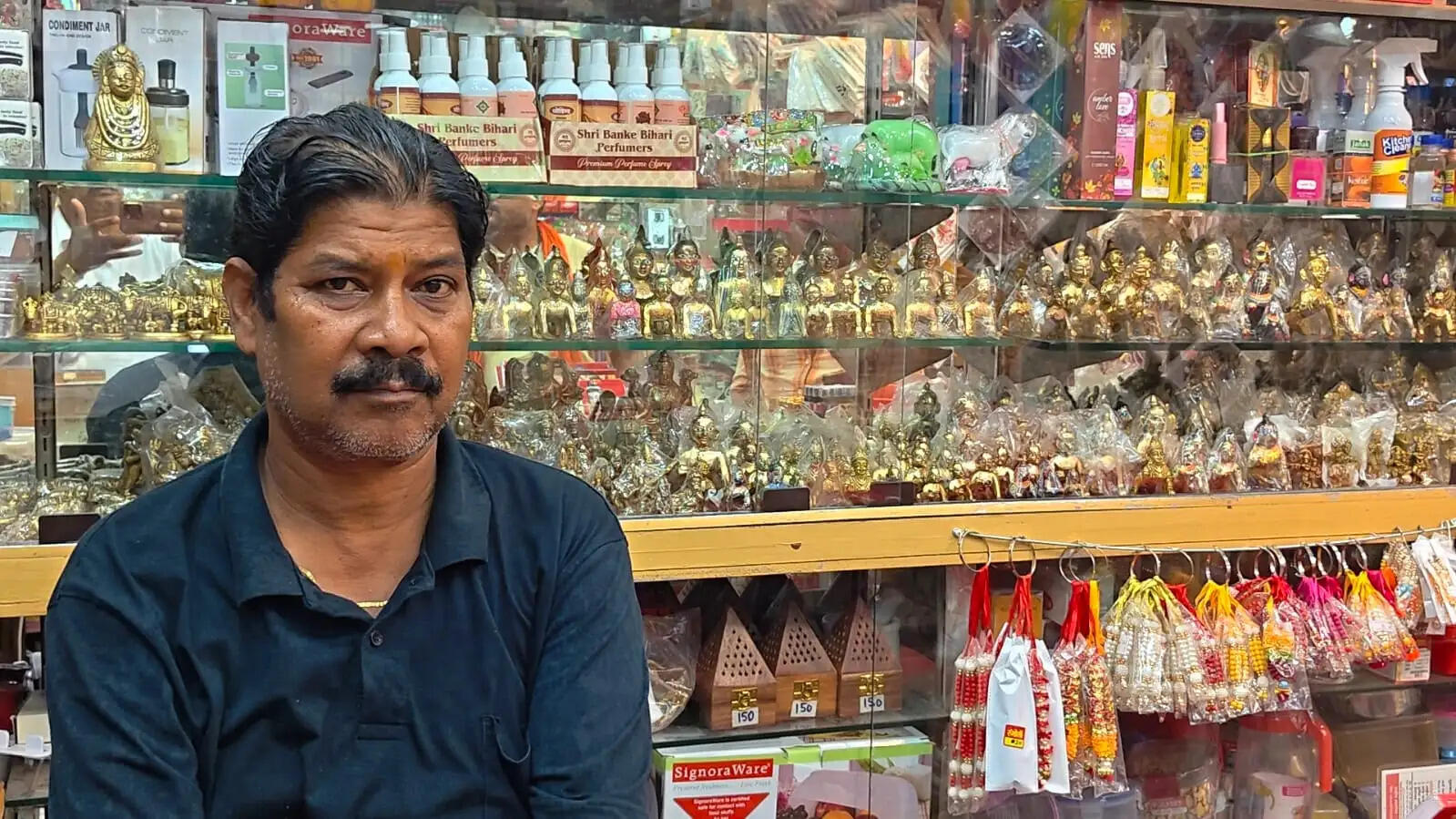 जन्माष्टमी को लेकर सजे जौनपुर के बाजार, लड्डू गोपाल के श्रृंगार सामानों की बढ़ी मांग