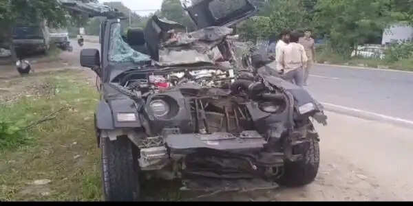 हापुड़ में गंगा एक्सप्रेस-वे पर सड़क हादसा, चार युवकाें की माैत