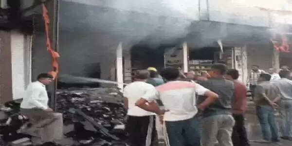 कपड़े की दुकान में लगी आग, तीन घंटे बाद पाया काबू
