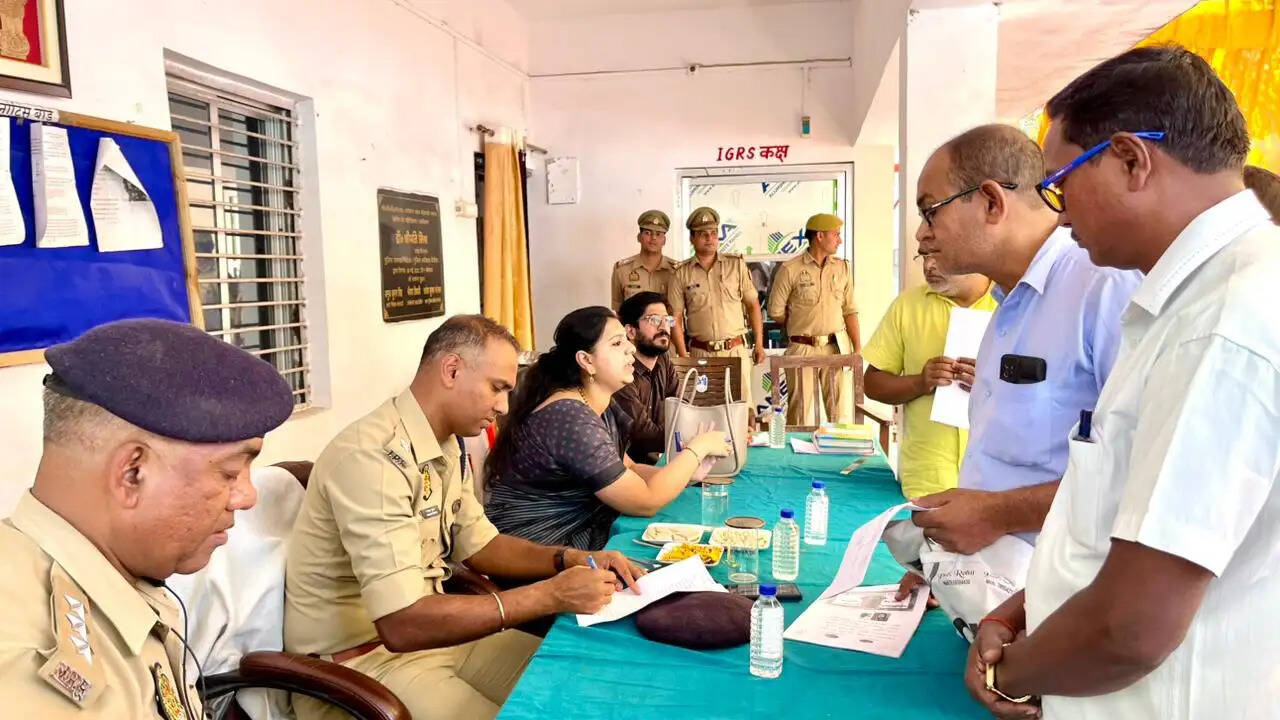 देवरिया : थाना समाधान दिवस में 119 शिकायतें प्राप्त, 25 का मौके पर निस्तारण