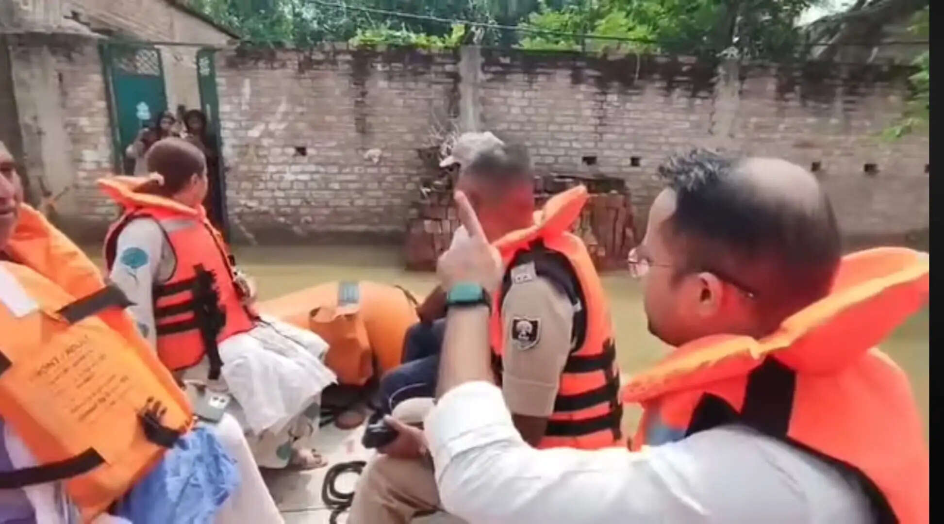 सारण में जिलाधिकारी और एसएसपी ने नाव से किया बाढ़ प्रभावित क्षेत्रों का दौरा