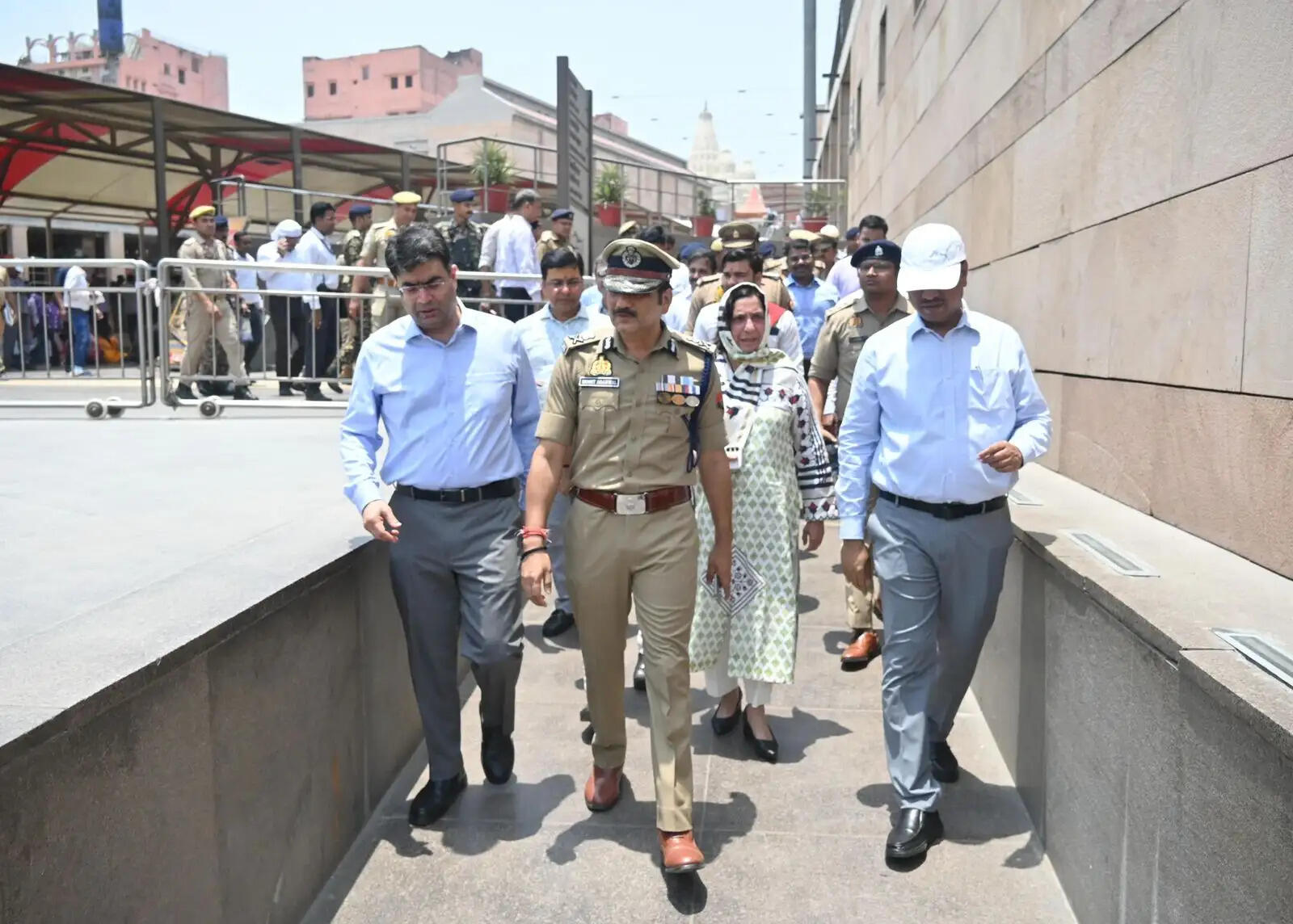 आई बी की अपर निदेशक ने काशी विश्वनाथ धाम की सुरक्षा व्यवस्था को परखा