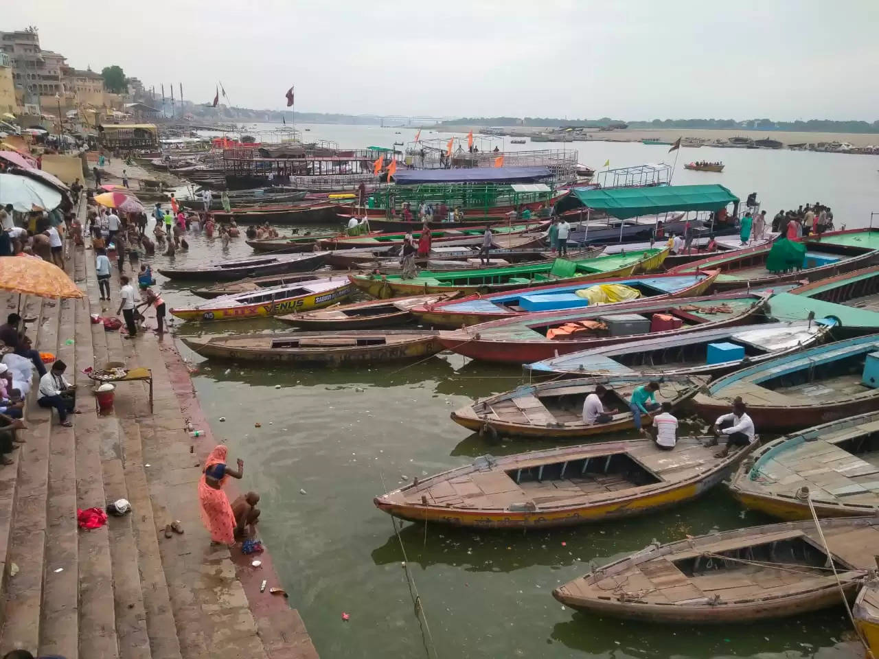 पहाड़ों पर बरसात से काशी में गंगा का जलस्तर में बढ़ा, घाट किनारे हुई सफाई