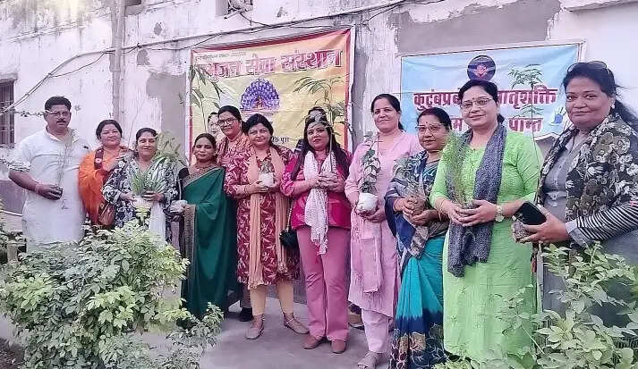 पृथ्वी को हरा भरा करने के लिए महिलाओं ने किया पौधरोपण