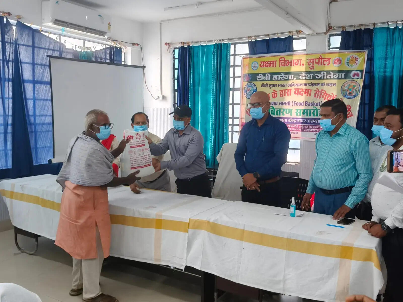 टीबी मुक्त भारत अभियान के तहत सुपौल में 182 टीबी मरीजों को निक्षय पोषण किट वितरित