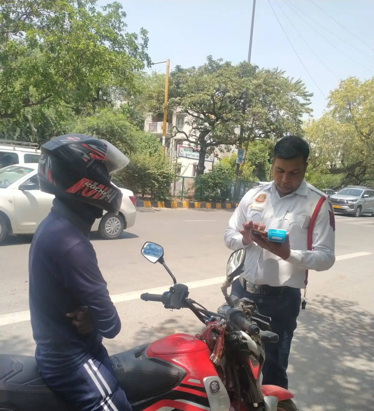 दिल्ली ट्रैफिक पुलिस का विशेष अभियान: तीन घंटे में 11,800 चालान, गलत पार्किंग और रॉन्ग साइड ड्राइविंग पर कार्रवाई