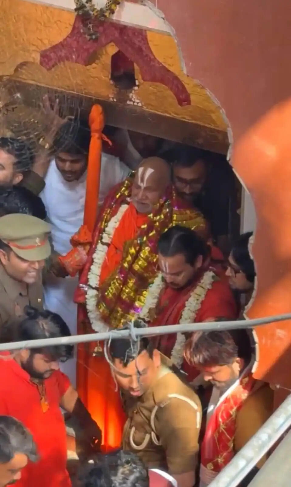 जौनपुर में संत रामभद्राचार्य ने मां शीतला मंदिर में किए दर्शन