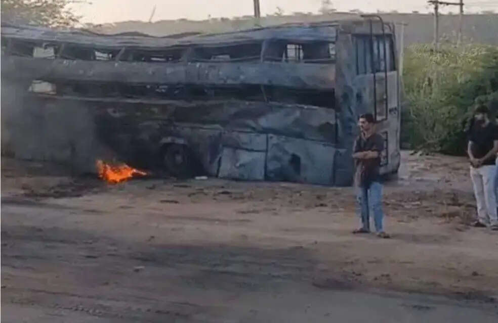 (अपडेट) गुजरात के राजकोट में हाइवे पर आग का गोला बनी बस, चार यात्री जिंदा जले, 30-35 लोगों को बचाया गया