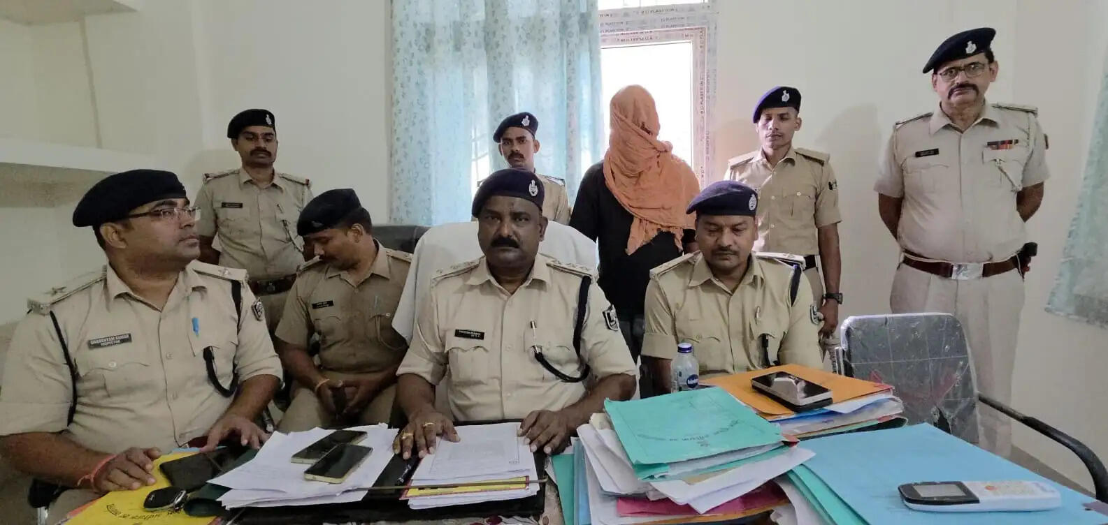 भागलपुर में पुलिस की बड़ी कार्रवाई: 9.3 किलो गांजा और 81,400 रुपये कैश बरामद, महिला तस्कर गिरफ्तार