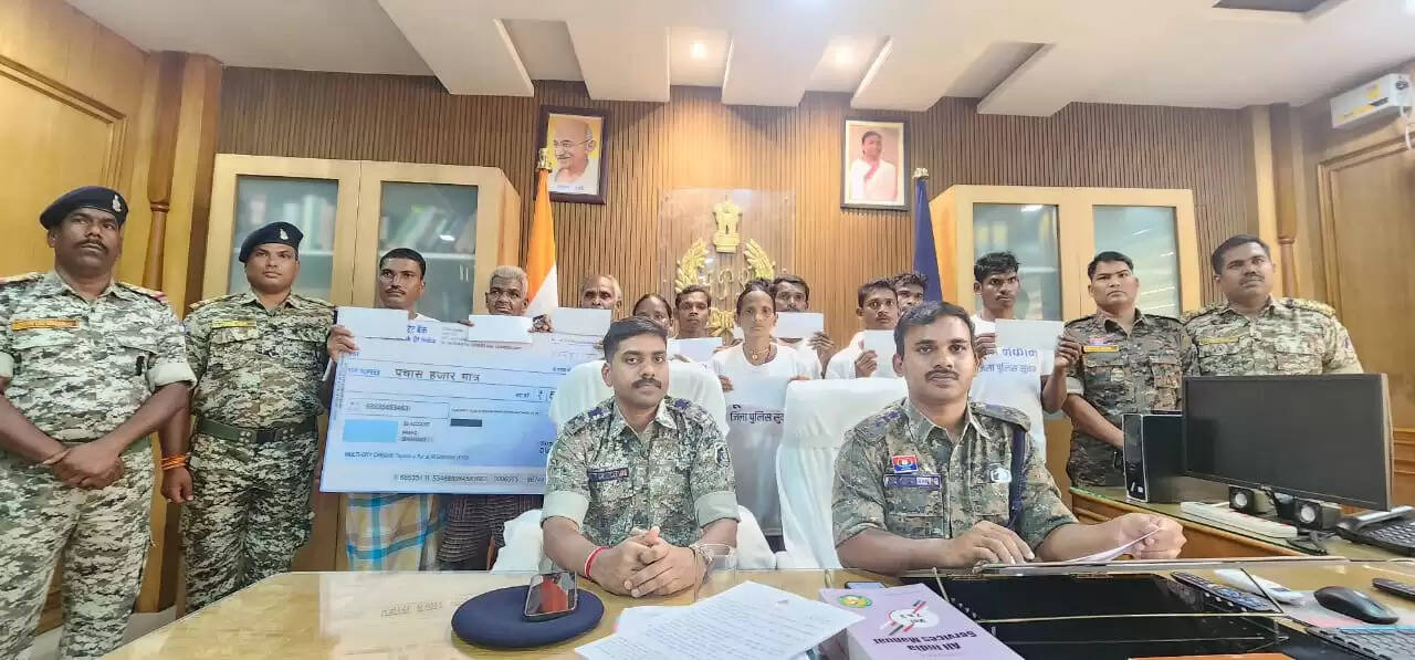 छत्तीसगढ़ के सुकमा में 02 महिला सहित 11 नक्सलियों ने किया आत्मसमर्पण, पांच नक्सलियों पर था 8.50 लाख का इनाम