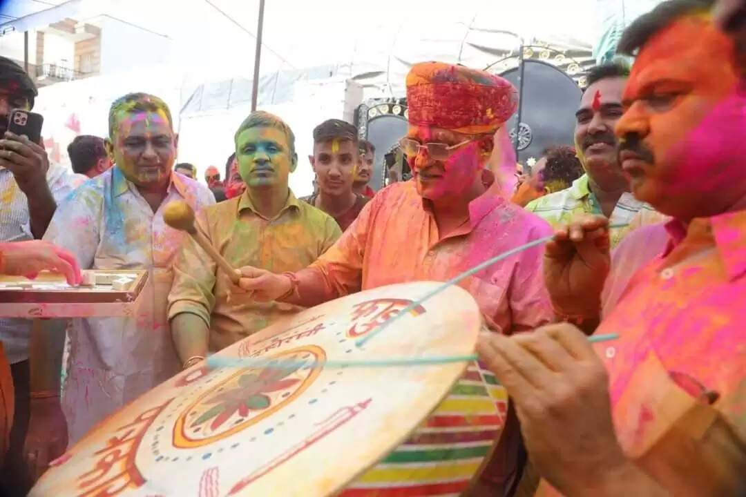 भाजपा प्रत्याशी और केंद्रीय जलशक्ति मंत्री ने मनाया होली का पर्व