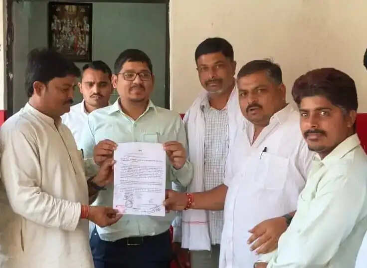 निजी विद्यालयों की मनमानी के खिलाफ सौंपा ज्ञापन