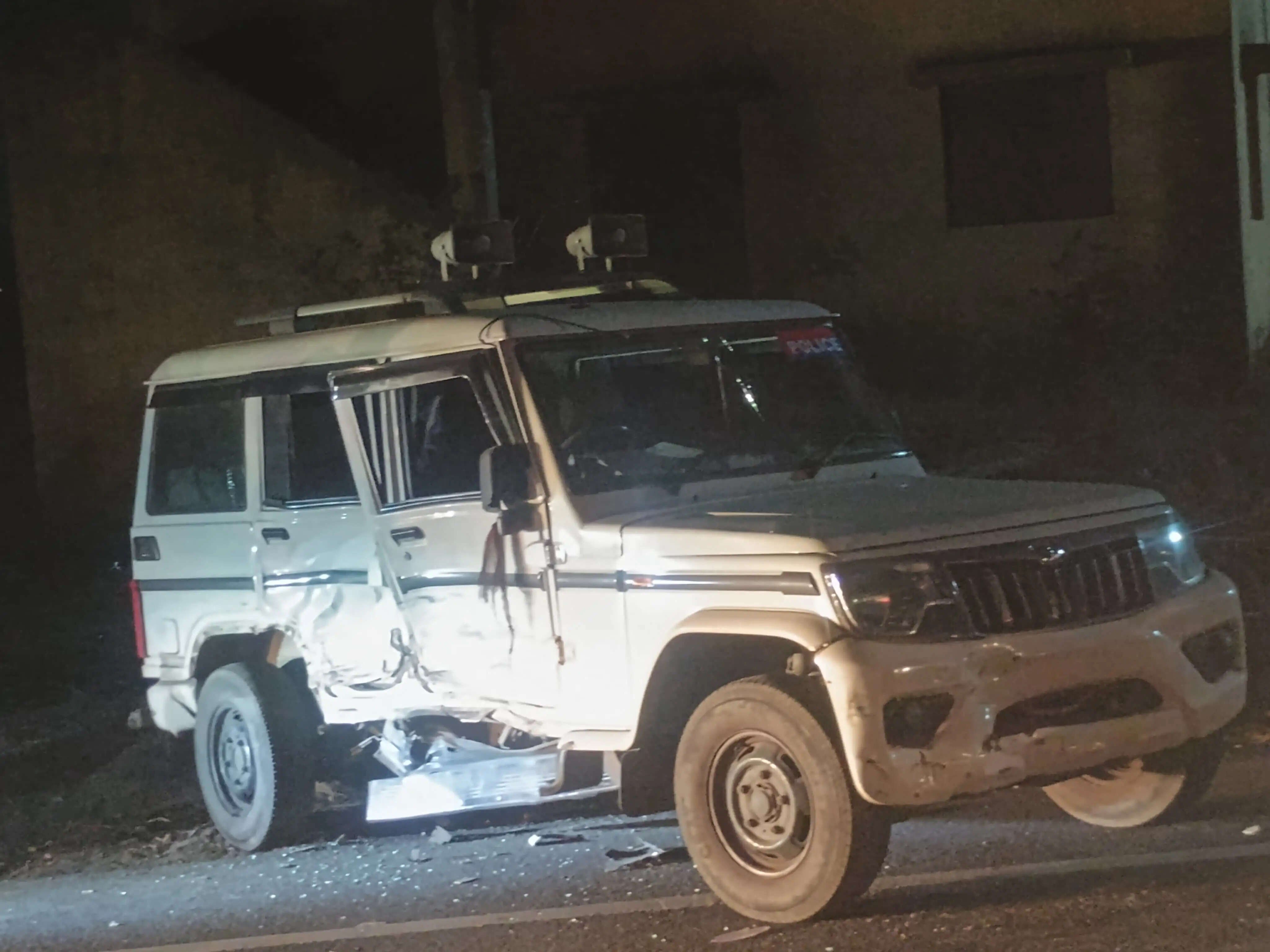 मंत्री योगेंद्र प्रसाद को स्कॉर्ट कर रही पुलिस गाड़ी को बोलेरो ने मारी टक्कर, बाल बाल बचे लोग