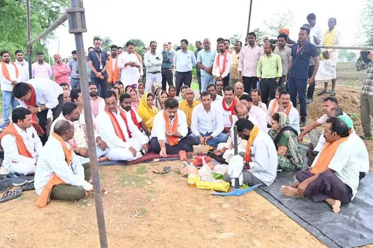उप मुख्यमंत्री शर्मा ने अमलीडीह में सड़क निर्माण का किया भूमिपूजन