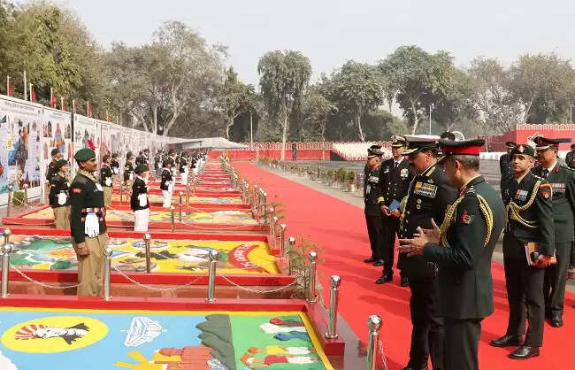 नौसेना प्रमुख ने किया गणतंत्र दिवस शिविर का दौरा, एनसीसी कैडेट्स से की मुलाकात