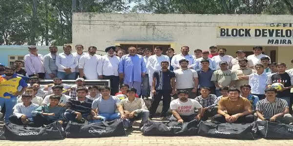 डीडीसी सुरेश शर्मा ने युवाओं को बांटी क्रिकेट, वॉलीबॉल किट्स, कहा-सामाजिक कुरीतियों से रहें कोसों दूर