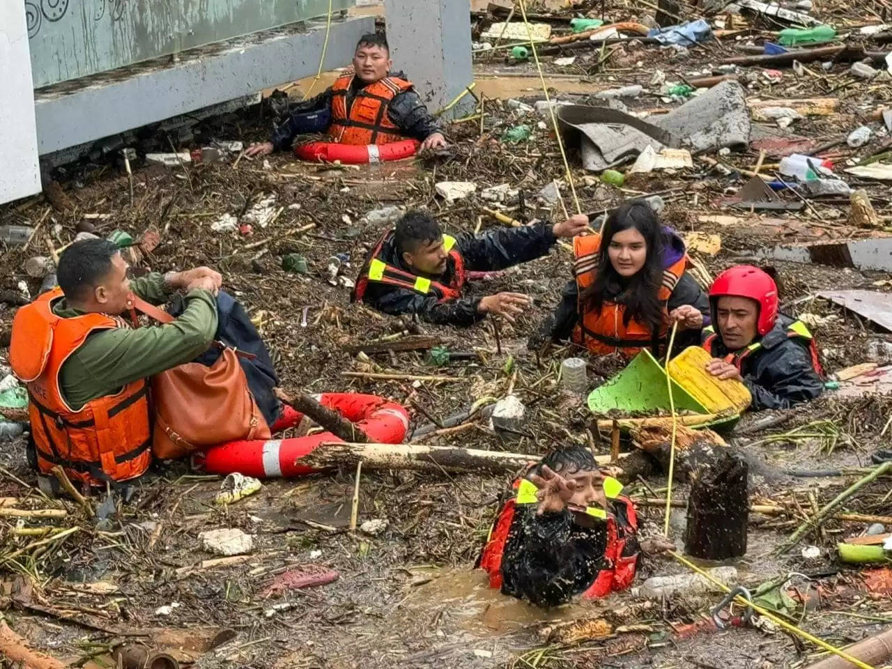 नेपाल : बाढ़ और भूस्खलन से मरने वालों की संख्या 200 के पार, दर्जनों लोग लापता