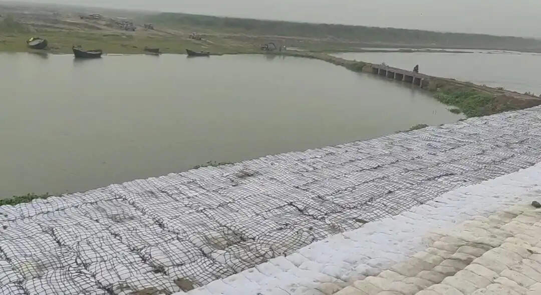 लगातार हो रही बारिश से बढ़ा गंगा का जलस्तर, बढ़ा कटाव का खतरा, बचाव कार्य तेज