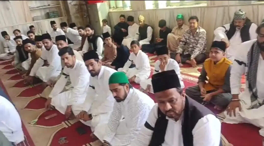 शिया समुदाय को ईद पर रहा गम, काली पट्टी बांध कर की नमाज अदा