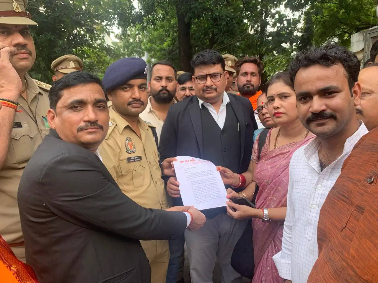 पुलिस कार्रवाई की मांग को लेकर विहिप-बजरंग दल कार्यकर्ताओं का प्रदर्शन, एसीपी को सौंपा ज्ञापन