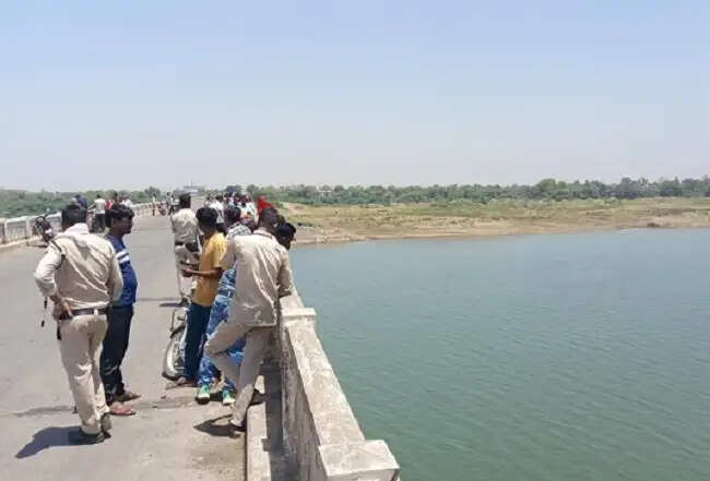 मप्रः राज्यसभा सांसद सुमेर सिंह का मीडिया हैंडलर लापता, कसरावद में नर्मदा नदी के पुल पर मिली बाइक-चप्पल