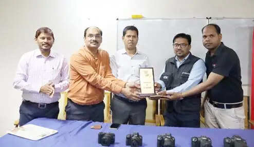इविवि : पत्रकारिता एवं जनसंचार विभाग के फोटोग्राफी कार्यशाला में विशेषज्ञ ने दिये टिप्स