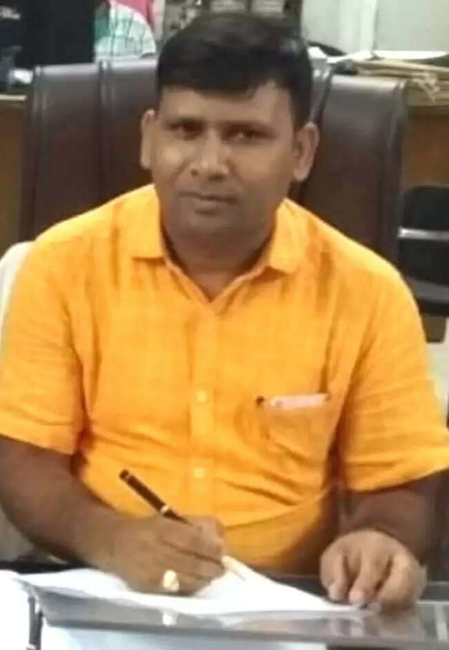 बीएसए के निरीक्षण में खुलासा, चार वर्ष से गायब शिक्षिका निलम्बित