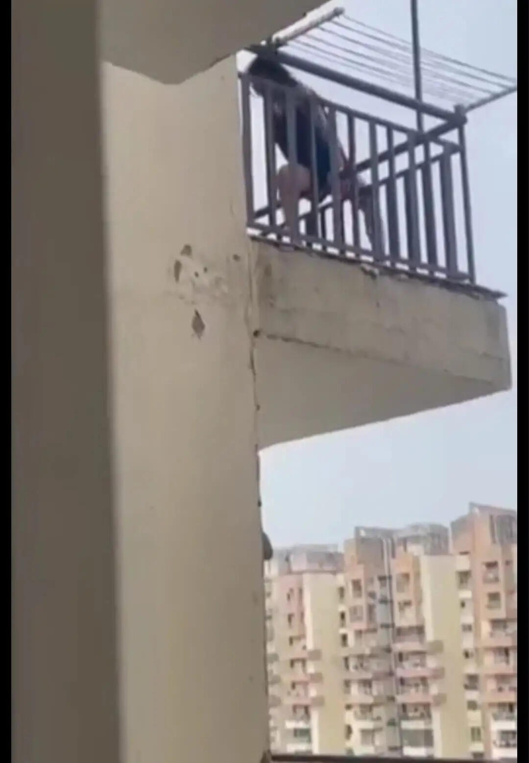 सीरियल देखने के विवाद में युवती 16वीं मंजिल की बालकनी से लटकी, सोसाइटी में हुआ हाई वोल्टेज ड्रामा
