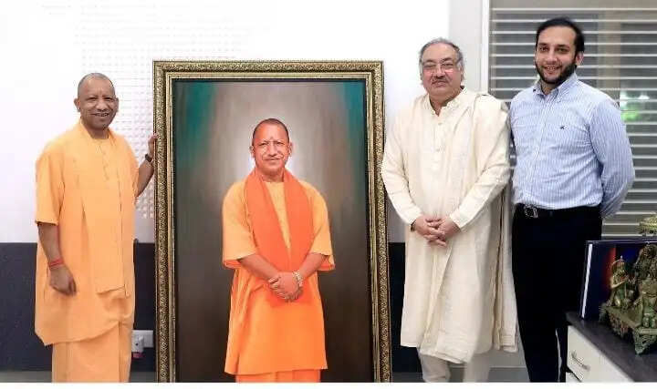 पद्मश्री कृष्ण कन्हाई ने मुख्यमंत्री योगी को भेंट किया उनका भव्य पोर्ट्रेट