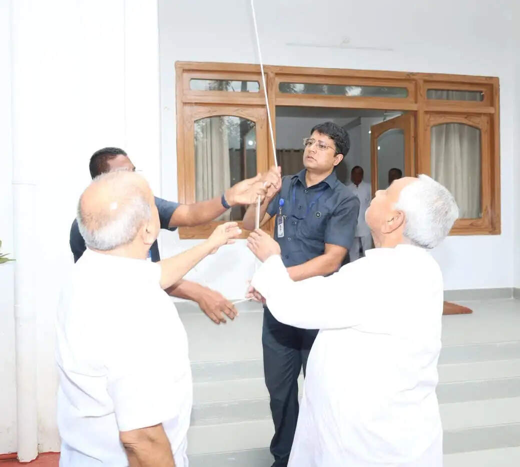 पूर्व मुख्यमंत्री एवं राज्यसभा सदस्य नीतीश कुमार ने ध्वजारोहण कर प्रदेशवासियों को दी बधाई
