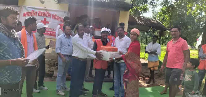 रेडक्रॉस सोसायटी ने बाढ़ पीड़ितों को किचन सेट व हाइजीन किट का किया वितरण