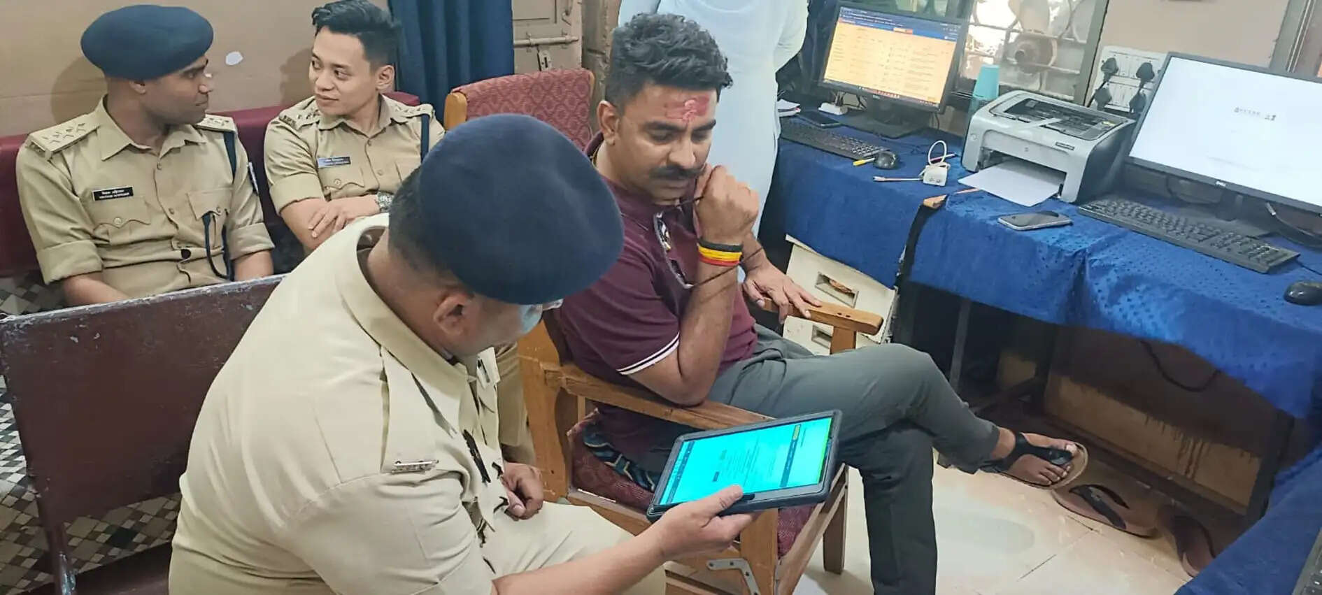 उज्जैन एसपी ने किया थाने का औचक निरीक्षण, आरक्षक का किया सम्मान