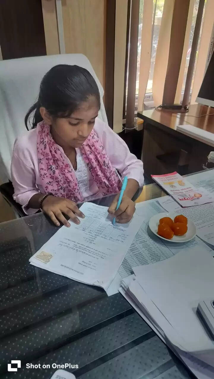 छात्रा बनी एक दिन की खंड विकास अधिकारी