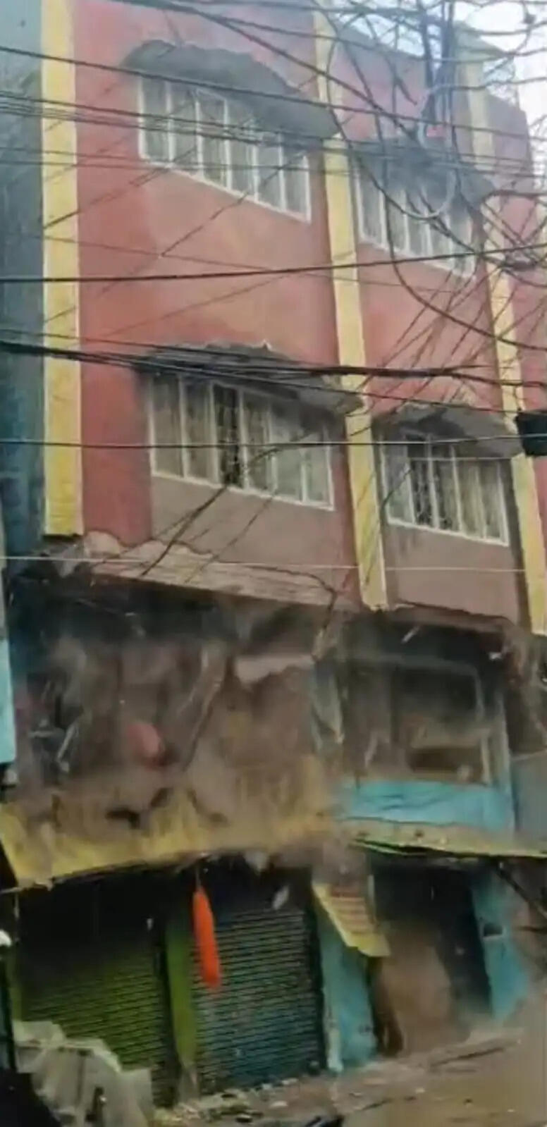 मुरादाबाद में भरभराकर गिरा जर्जर भवन, एक दिन पहले ही किया गया था सील