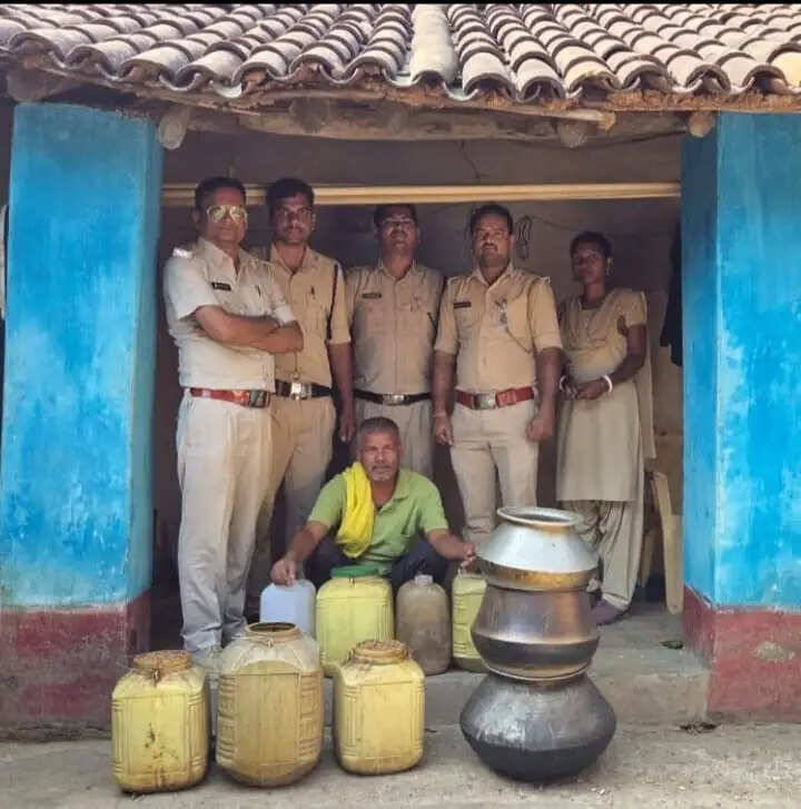 वाड्रफनगर में 40 लीटर महुआ शराब और 90 किलो लाहन जब्त, एक के खिलाफ मामला दर्ज