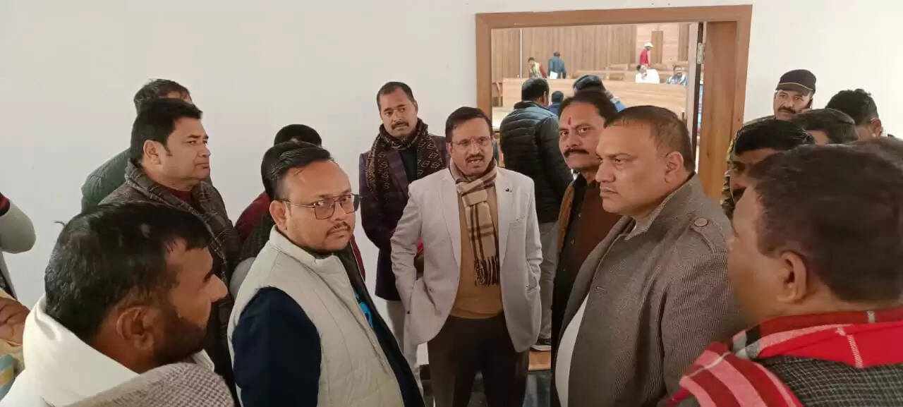 गोरखपुर महोत्सव के पास को लेकर 68 पार्षद धरने पर बैठे, 12 पार्षदों संग अंदर चलती रही बैठक