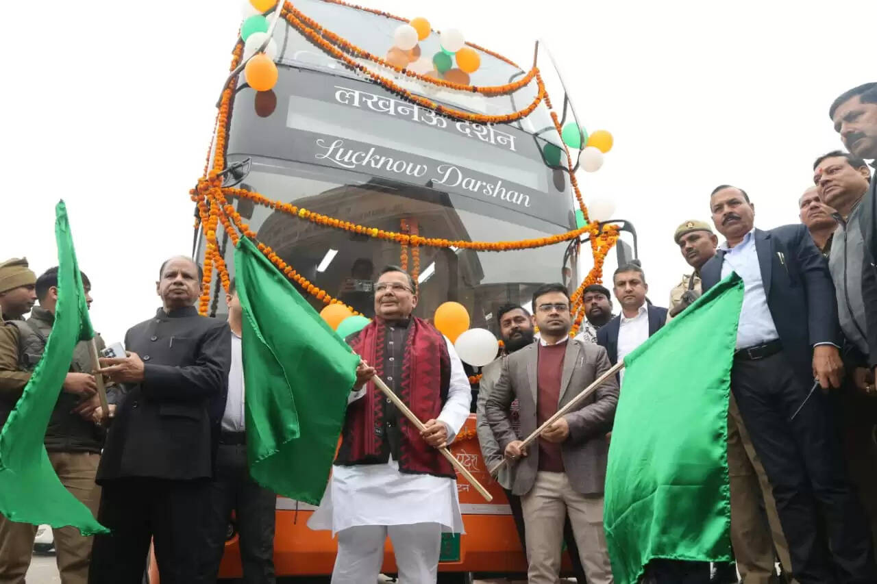 जयवीर सिंह ने 'लखनऊ दर्शन' इलेक्ट्रिक डबल डेकर बस को हरी झंडी दिखाकर रवाना किया