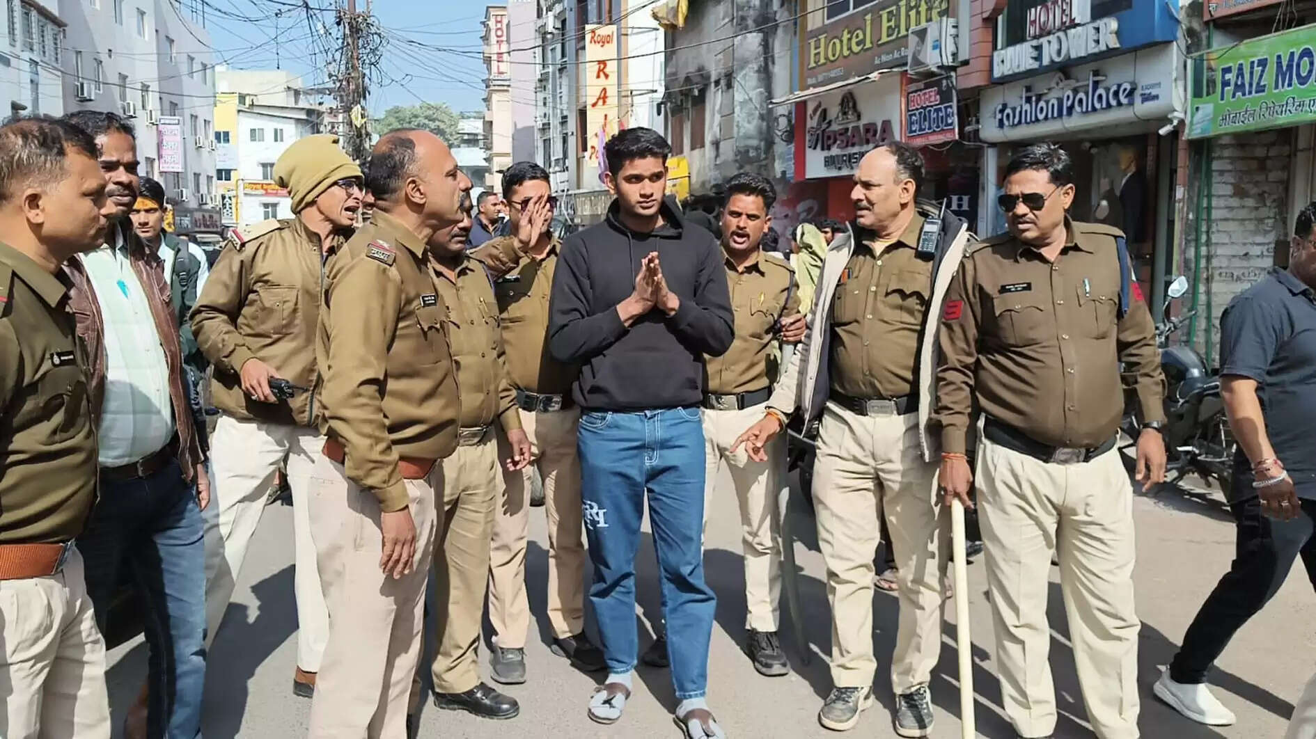 उज्जैनः ऑडर पर बेच रहे थे चायना डोर, पुलिस ने निकाला जुलूस