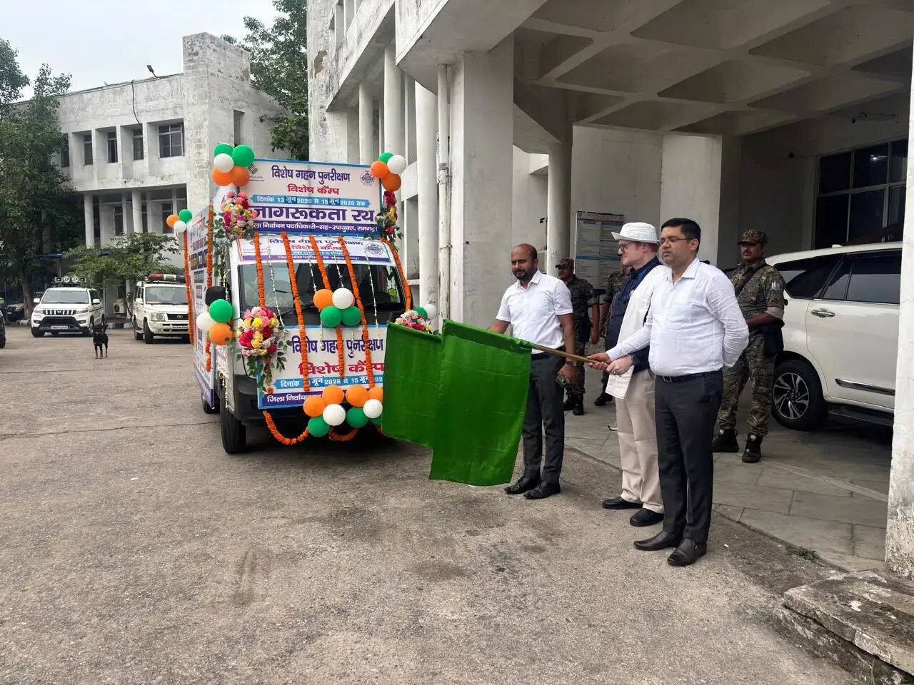 वोटर मैपिंग जागरूकता रथ को डीसी ने किया रवाना