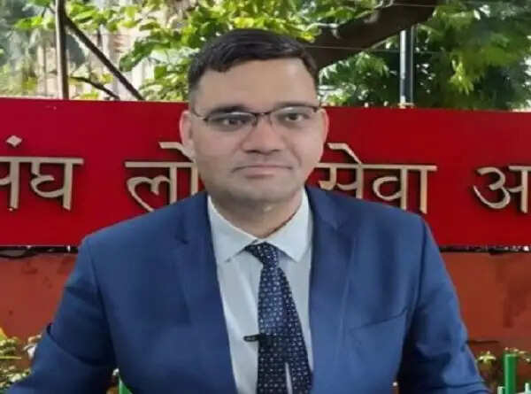 यूपी कैडर के आईएएस अधिकारी रिंकू सिंह ने दिया इस्तीफा