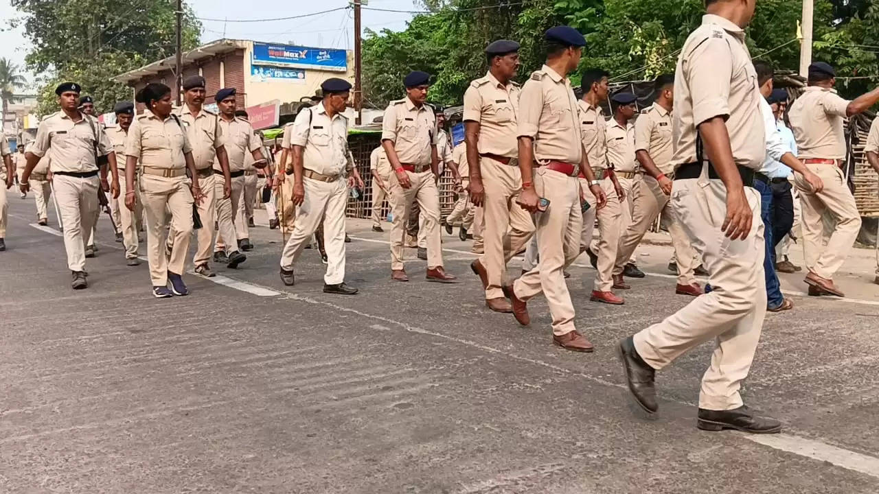 शिव शक्ति मंदिर में प्रतिमा खंडित, आक्रोशित भीड़ ने पुलिस पर किया पथराव, पुलिस ने किया लाठीचार्ज