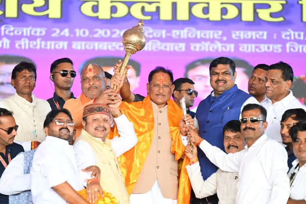 अंतर्राष्ट्रीय कलाकार दिवस पर बानबरद में आयोजित पंडवानी महासम्मेलन में शामिल हुए मुख्यमंत्री साय