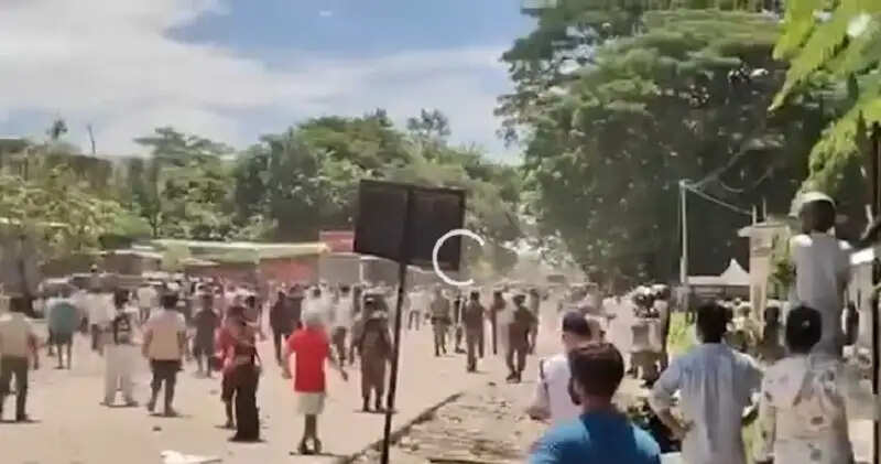असम-अरुणाचल सीमा पर तनाव, प्रदर्शनकारियों ने सुरक्षा बलों पर की पत्थरबाजी