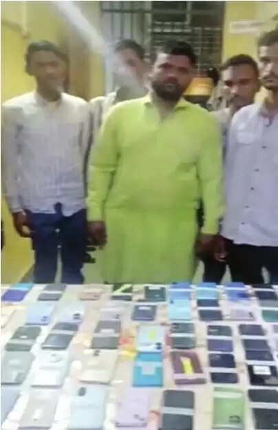 मालेगांव की गैंग ने उर्स में चुराए 54 जायरीन के 25 लाख कीमत के मोबाइल, आठ गिरफ्तार
