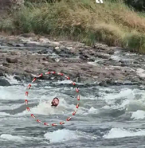 खरगोन:&nbsp;महेश्वर में नर्मदा की तेज धारा में बहा इंदौर का युवक, बचाने के लिए परिवार चीखता रहा, सर्चिंग जारी