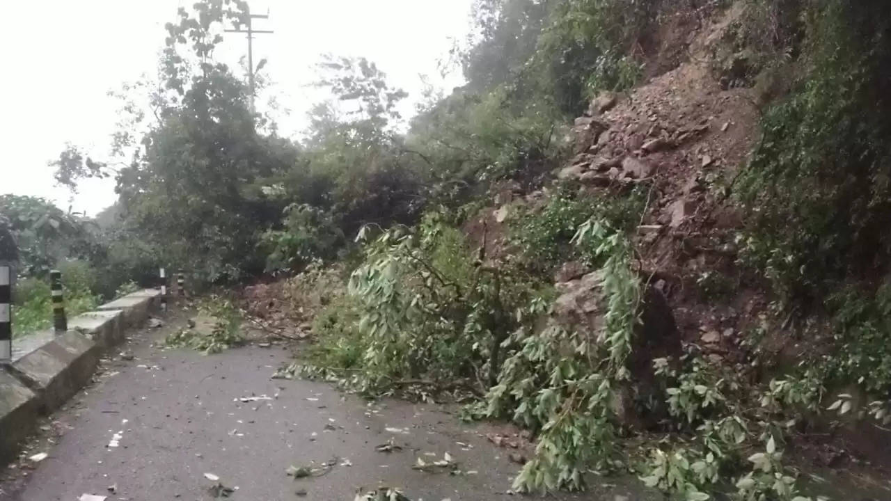 उत्तराखंड में 47 मार्ग अवरुद्ध, तीन राजमार्ग भी बाधित